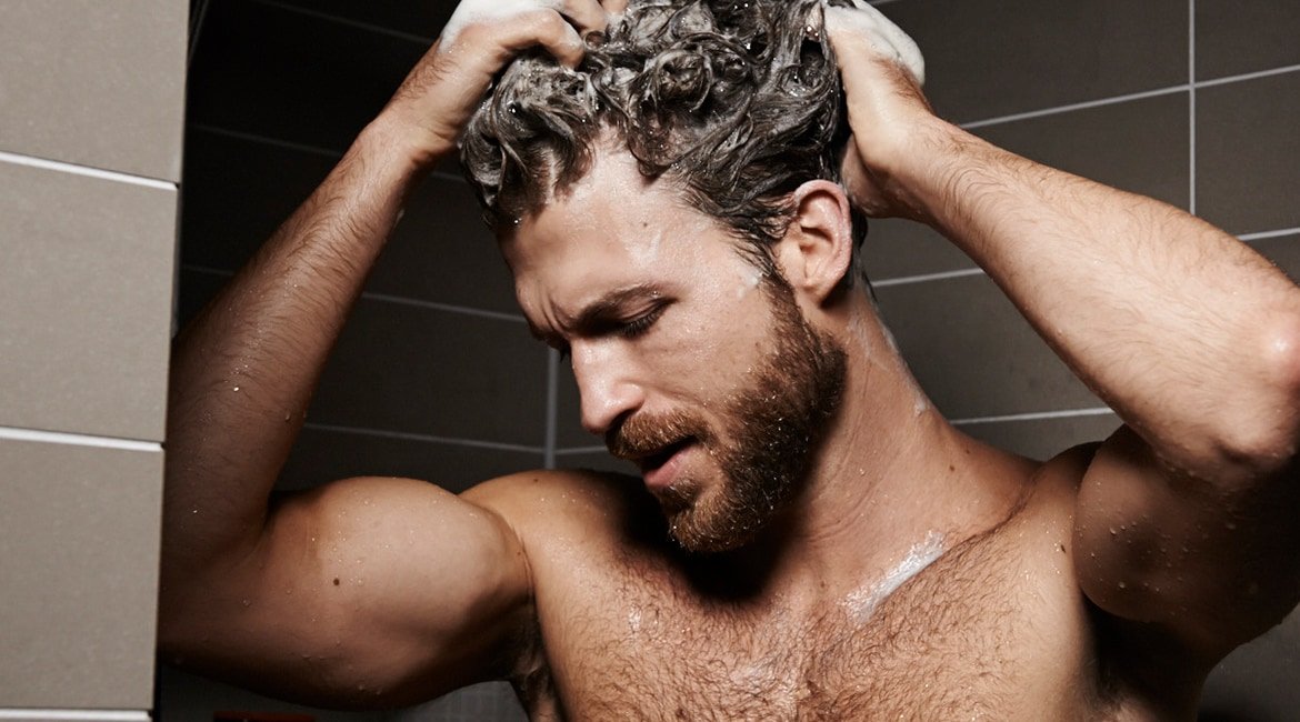 Ein Mann unter der Dusche